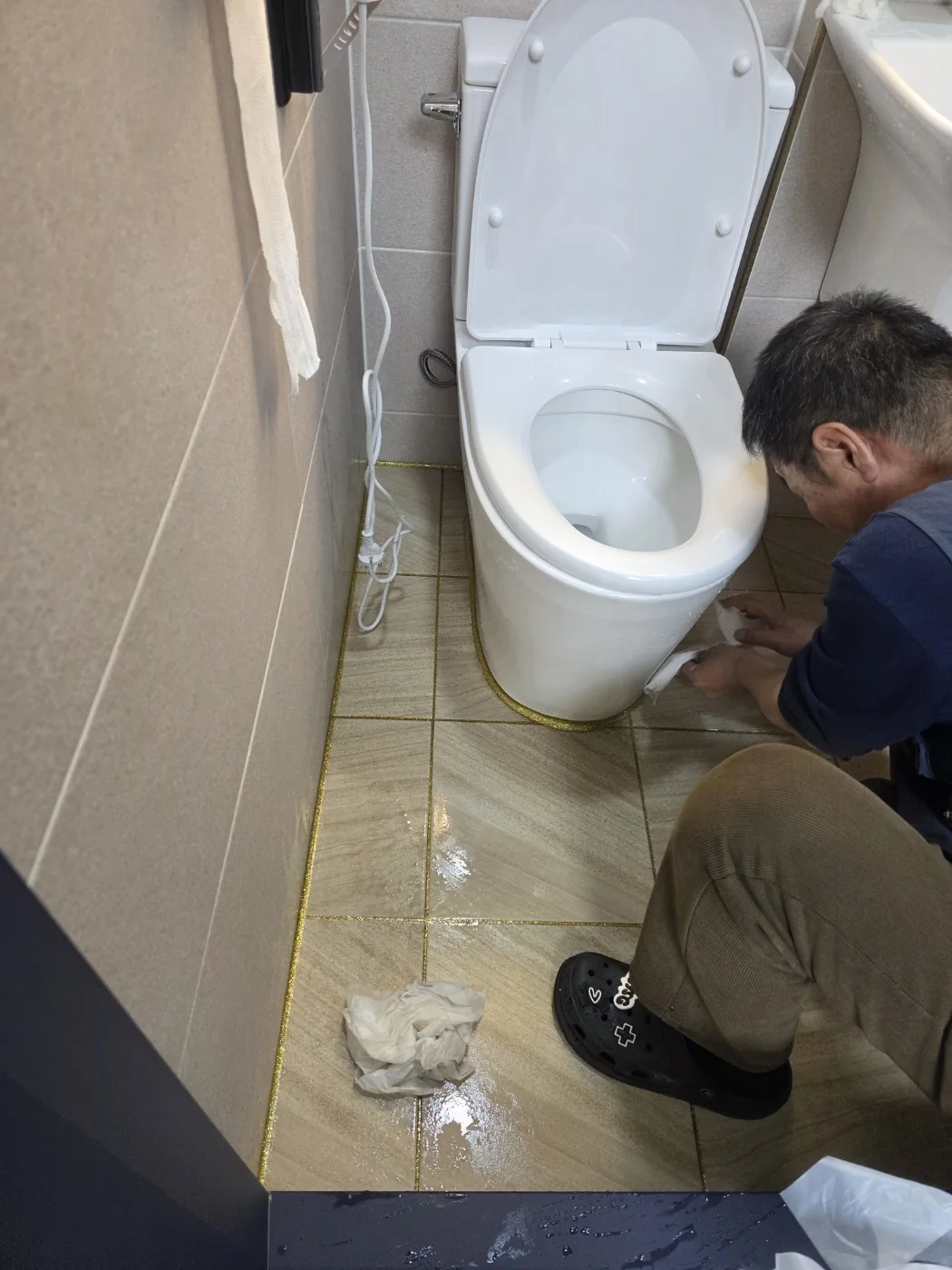 파주욕실누수 변기 주변 바닥 점검